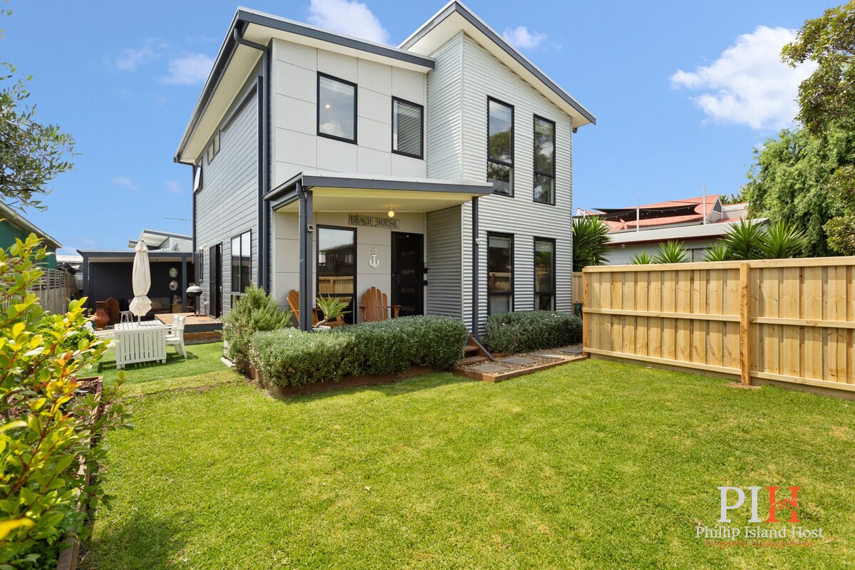 Charming Townhouse Steps to Beach & Shops in Cowes, VIC