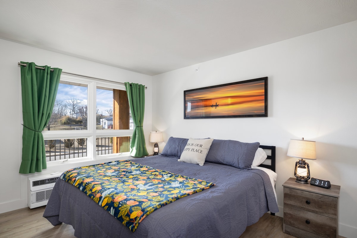 Second bedroom with king sized bed