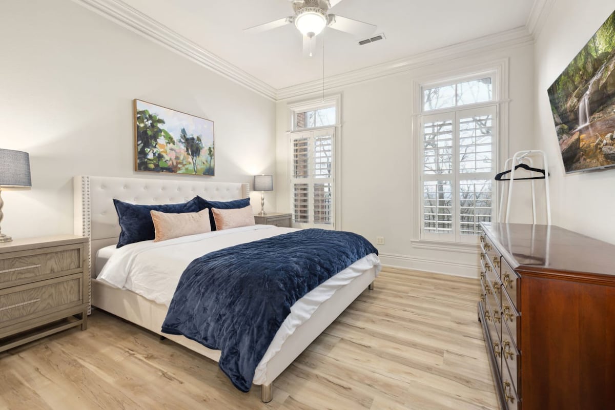 Rock The Block - Walk 1 block to DT Square 4