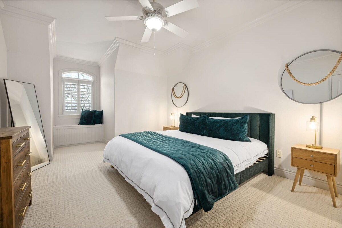 Rock The Block - Walk 1 block to DT Square 6