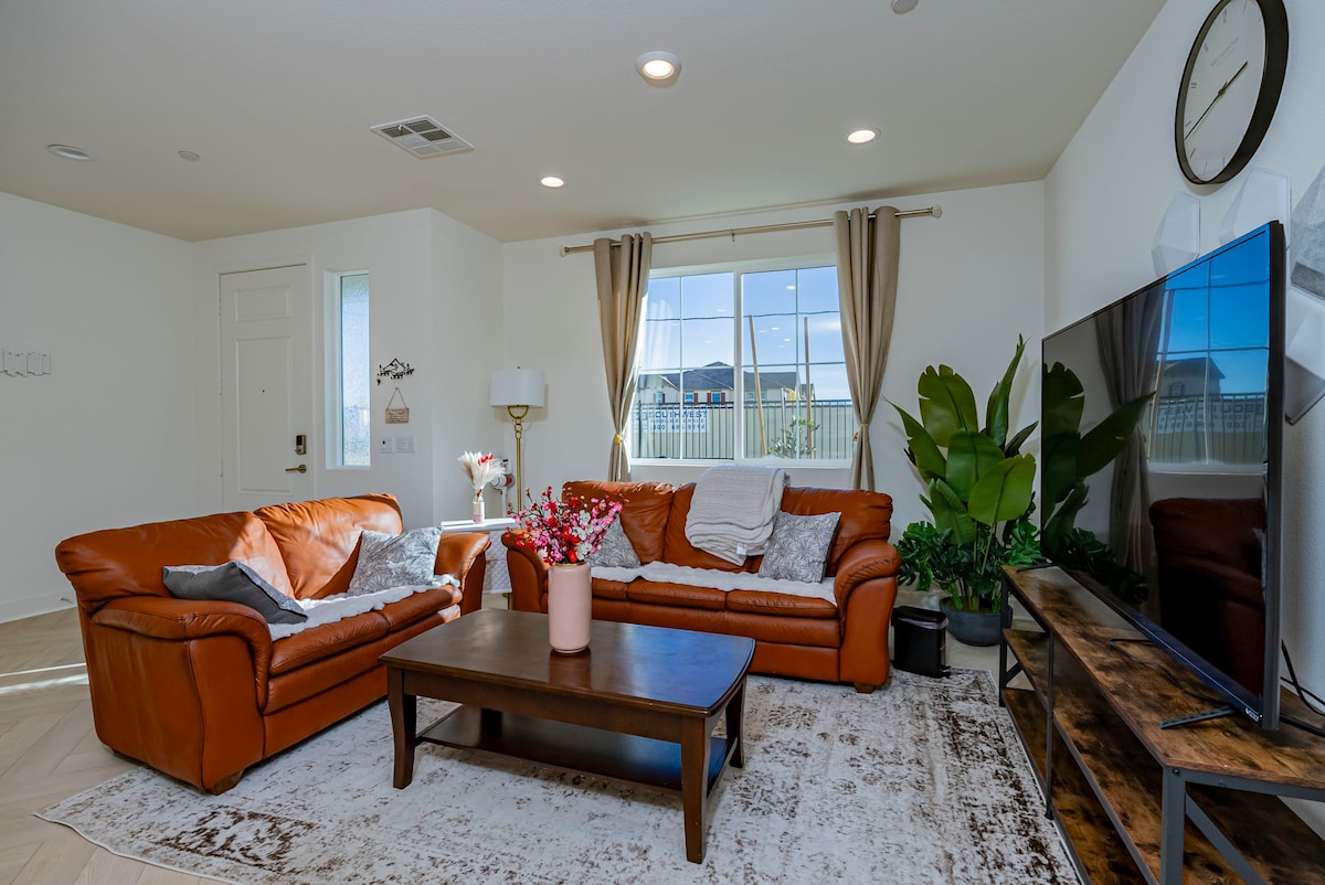 Ontario 3 BR Furnished Home photo 5