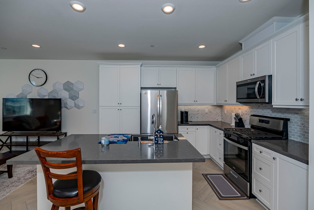 Ontario 3 BR Furnished Home photo 3