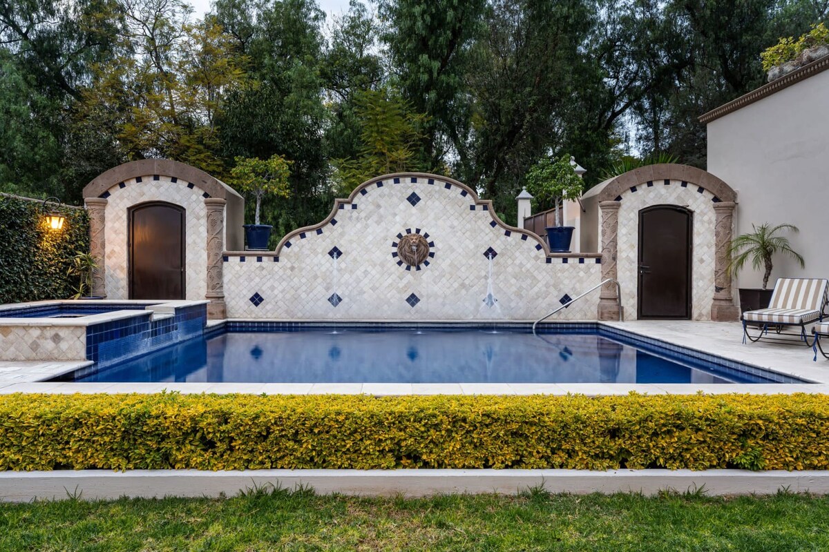 Community, shared pool and hot tub