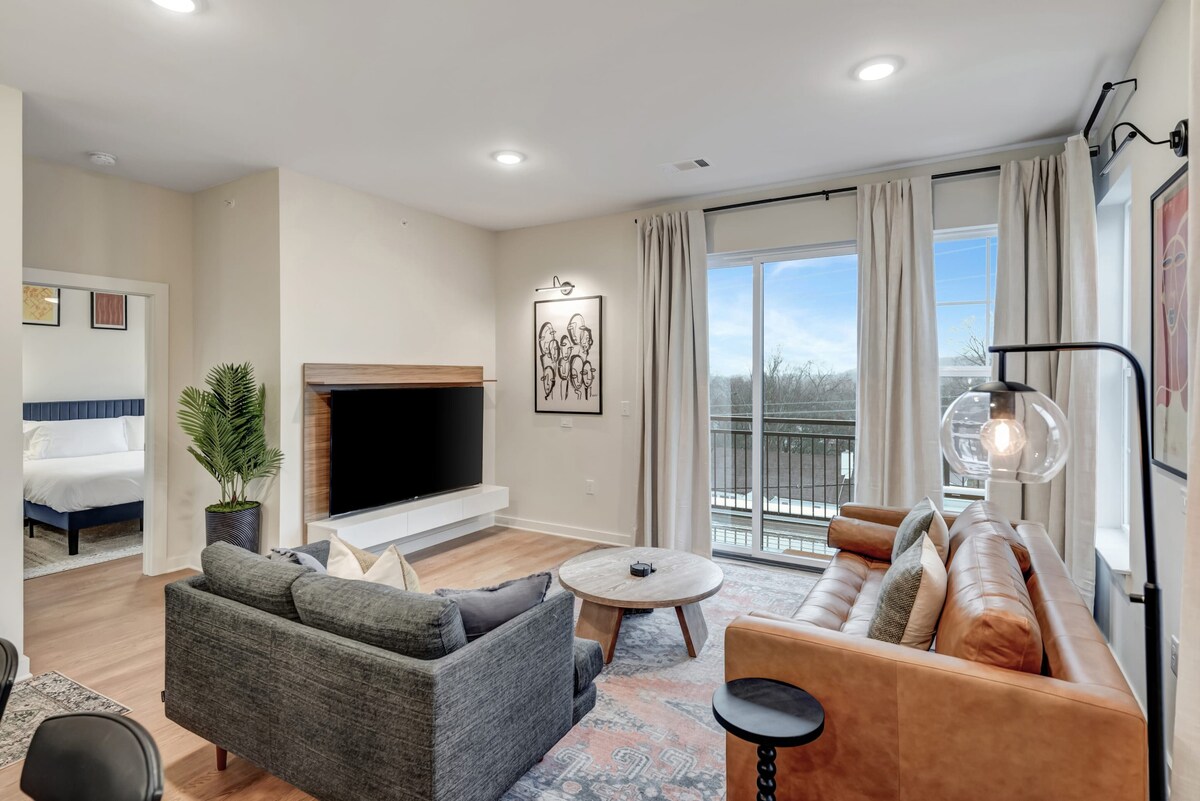 Modern East Nashville Condo w/ Pool, Gym, Balcony | Sleeps 6 | King Suite + Sleeper Sofa | Minutes to Downtown & Five Points | Ideal for Long Stays & Remote Work | 24/7 Hospitality — Nashville, TN — vacation rental
