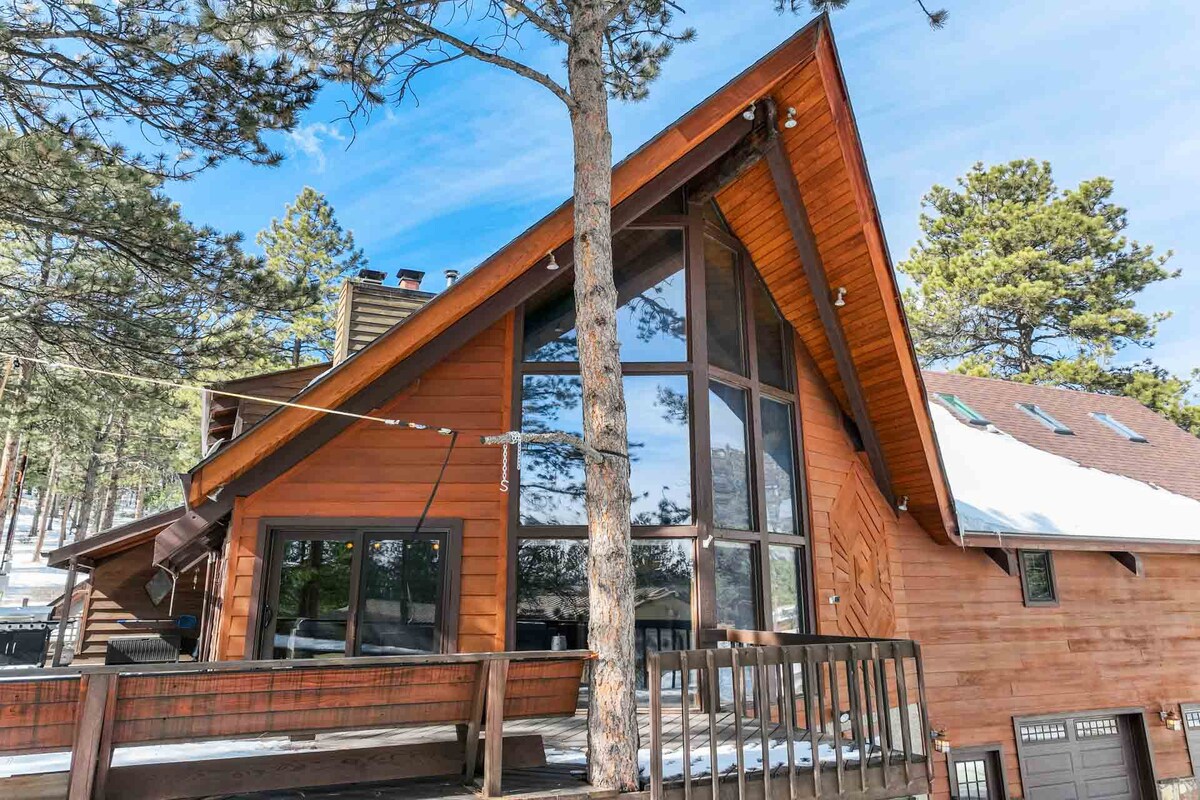 Moose Tracks Cabin! Holiday Home w Hot Tub,BBQ β Woodland Park, CO β vacation rental