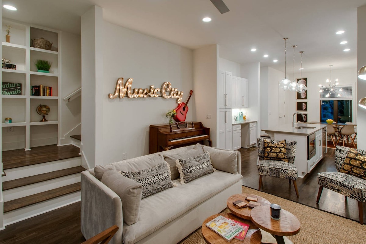Modern 3BR with Garage, Rooftop, Hot Neighborhood 10 Mins to Broadway, 24 Hour Hospitality Team, Perfect for Groups — Nashville, TN — vacation rental