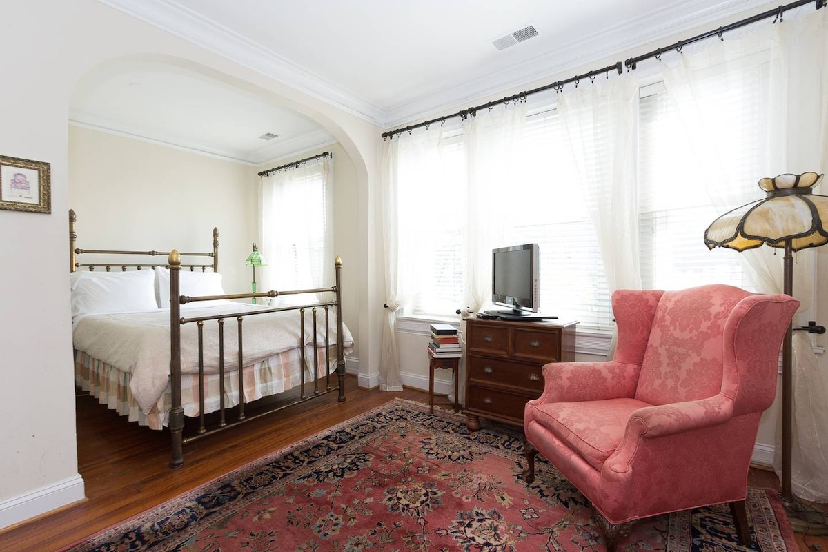 Historic Dupont Circle Inn ~ Lola's Room — District of Columbia, DC — vacation rental