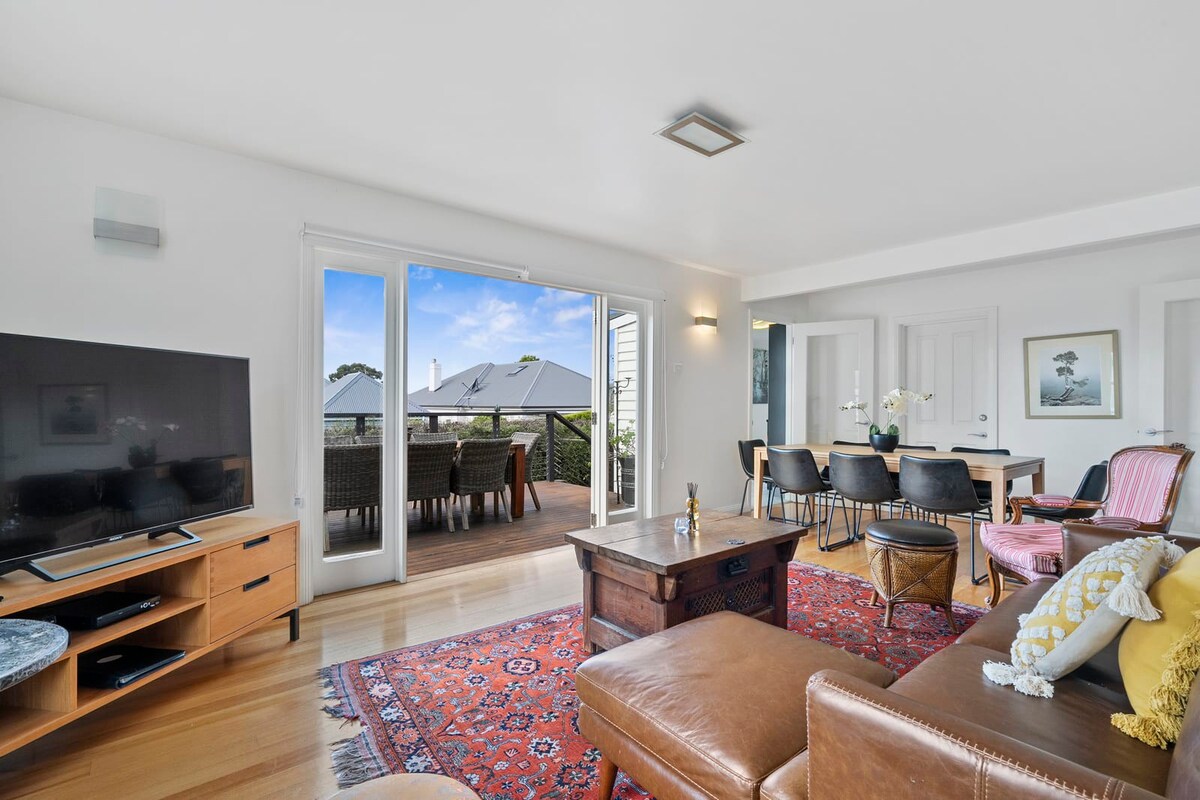 Stunning Renovated Home, close to CBD Sleeps 8 — Sandy Bay, TAS — vacation rental