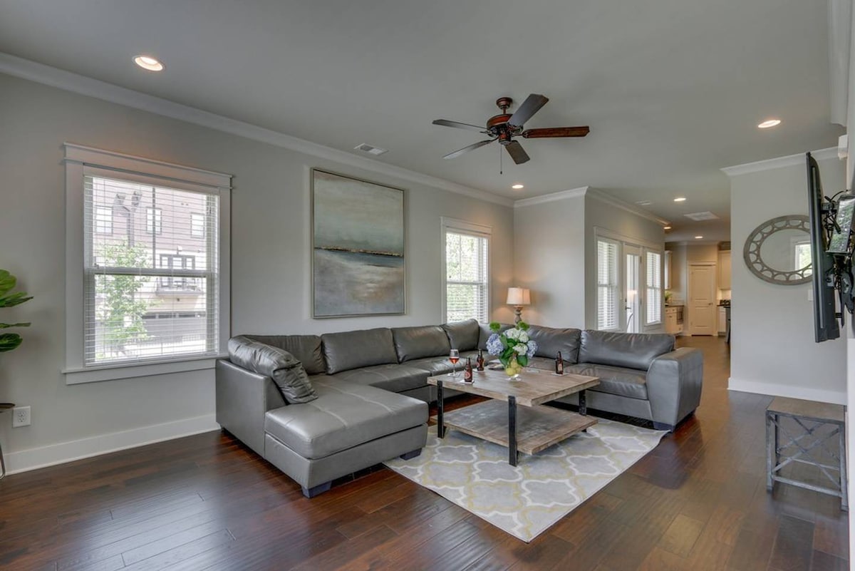 Spacious 4 King Room Belmont Home, 2 Living Rooms | Walk to Belmont & Vanderbilt | Large Dining Table, Smart TVs, Parking, 24 Hr Hospitality | Near Music Row & The Gulch | 2 miles to Broadway — Nashville, TN — vacation rental