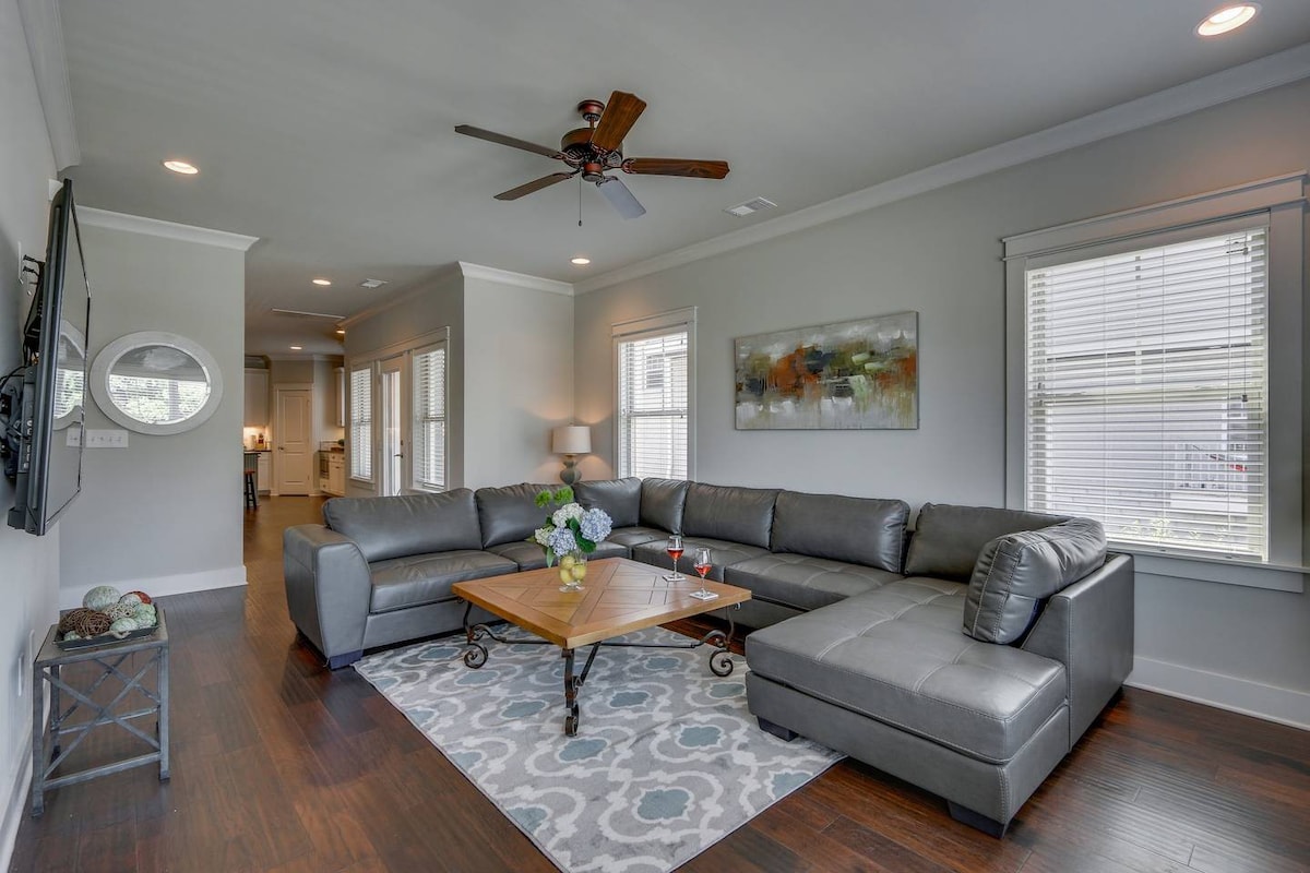Elegant 4 King Belmont Retreat with 2 Living Rooms | Walk to Belmont and Vanderbilt | Near 12th South, Music Row & The Gulch | 2 miles to Broadway | Large Dining Table, Smart TVs, Parking, 24 Hr Hospitality — Nashville, TN — vacation rental