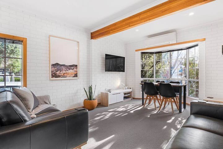 Cozy 2-Bed Villa in Prime Location with parking. — Sandy Bay, TAS — vacation rental