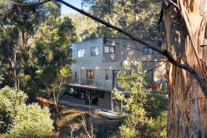 "The Tree House Hobart" - 10kms to CBD - Sleeps 8. — Taroona, TAS — vacation rental