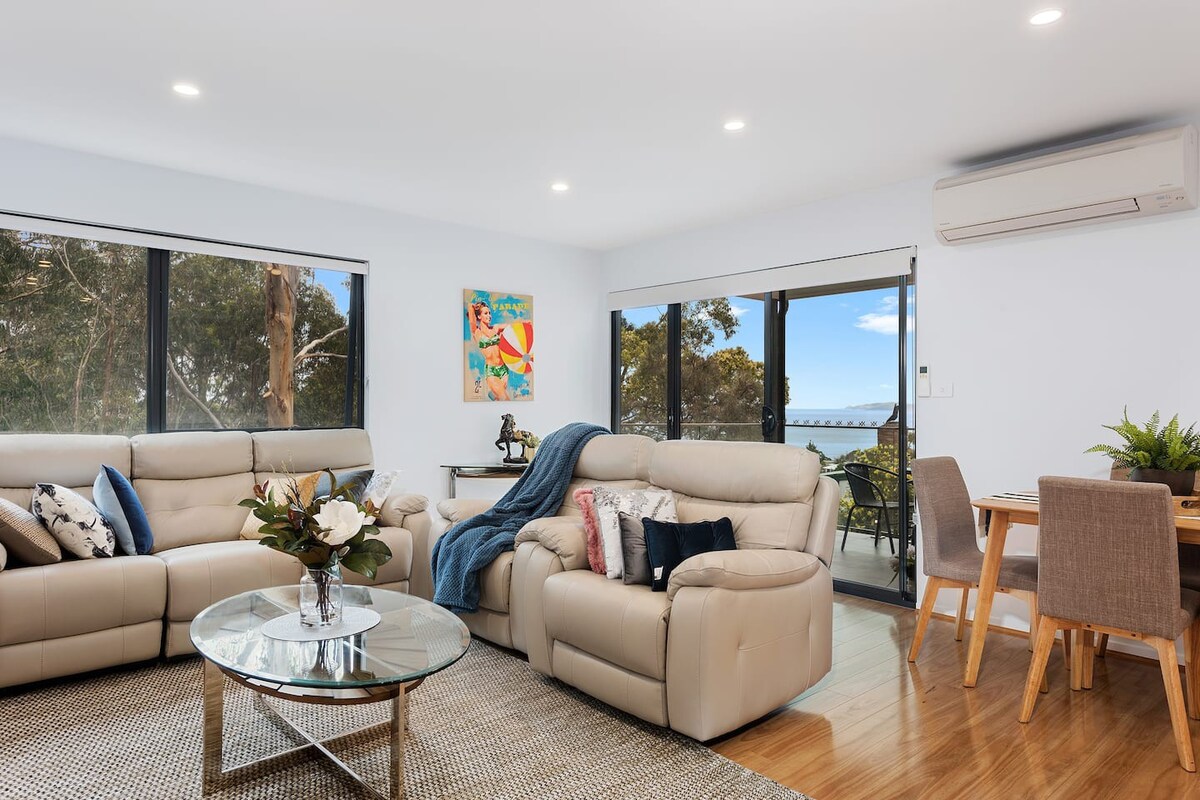 "Treetops Retreat" Sleeps 10, 3 Baths - Peaceful. — Taroona, TAS — vacation rental