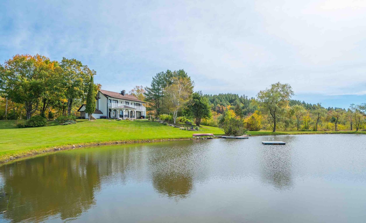 The Manor-Stunning Modern Farmhouse with Hot Tub 2