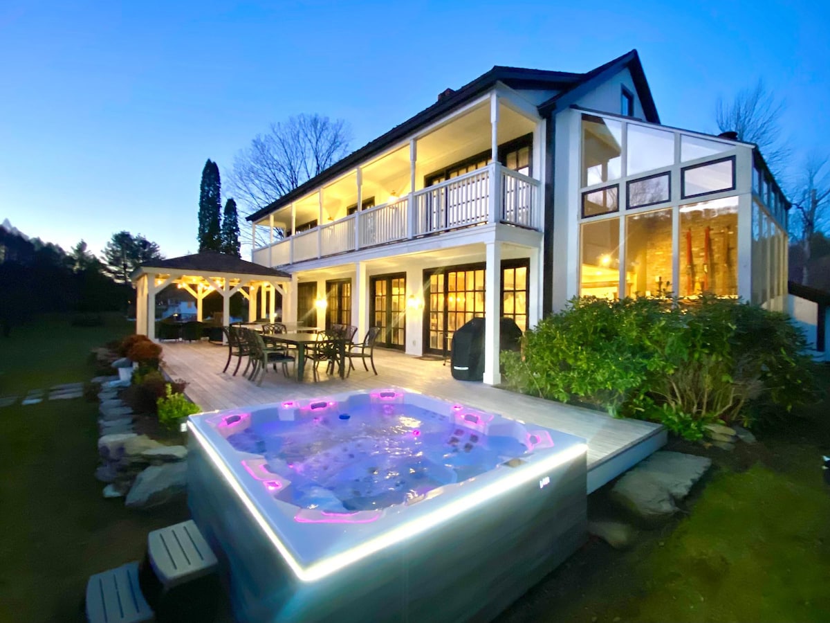 The Manor-Stunning Modern Farmhouse with Hot Tub 3