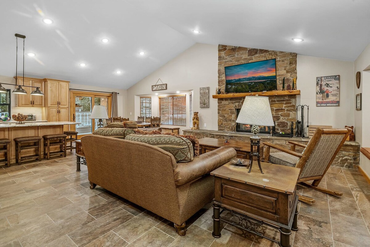 Walk to Summit, Spa, BBQ, Fireplace