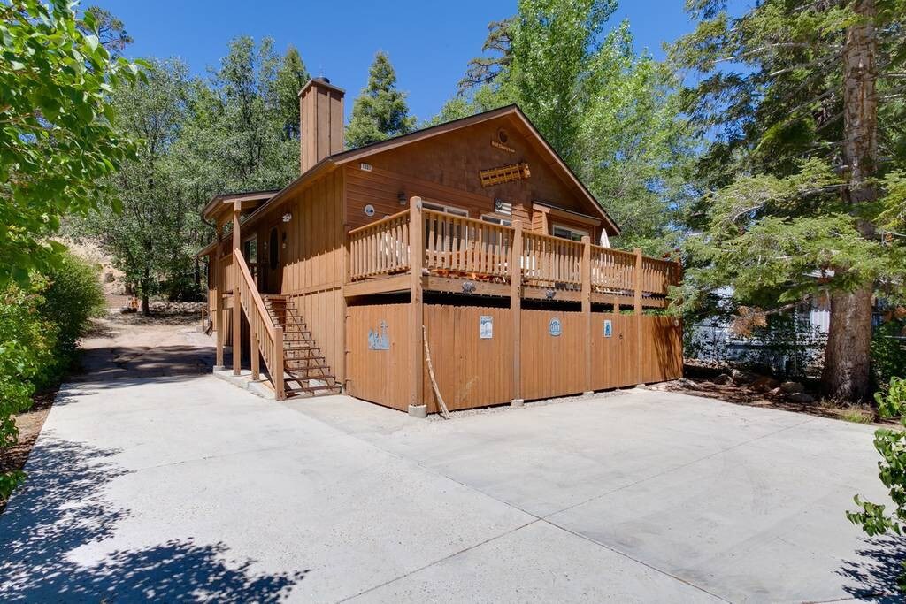 Walk to Village. Hike/Sled from Cabin. Spa! BBQ!