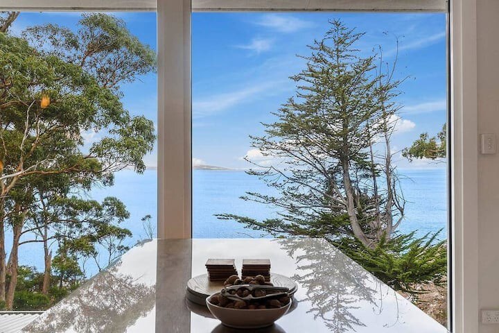 Hidden Bay Retreat 15 Min to Hobart, 5 Bed 3 Bath. — Blackmans Bay, TAS — vacation rental