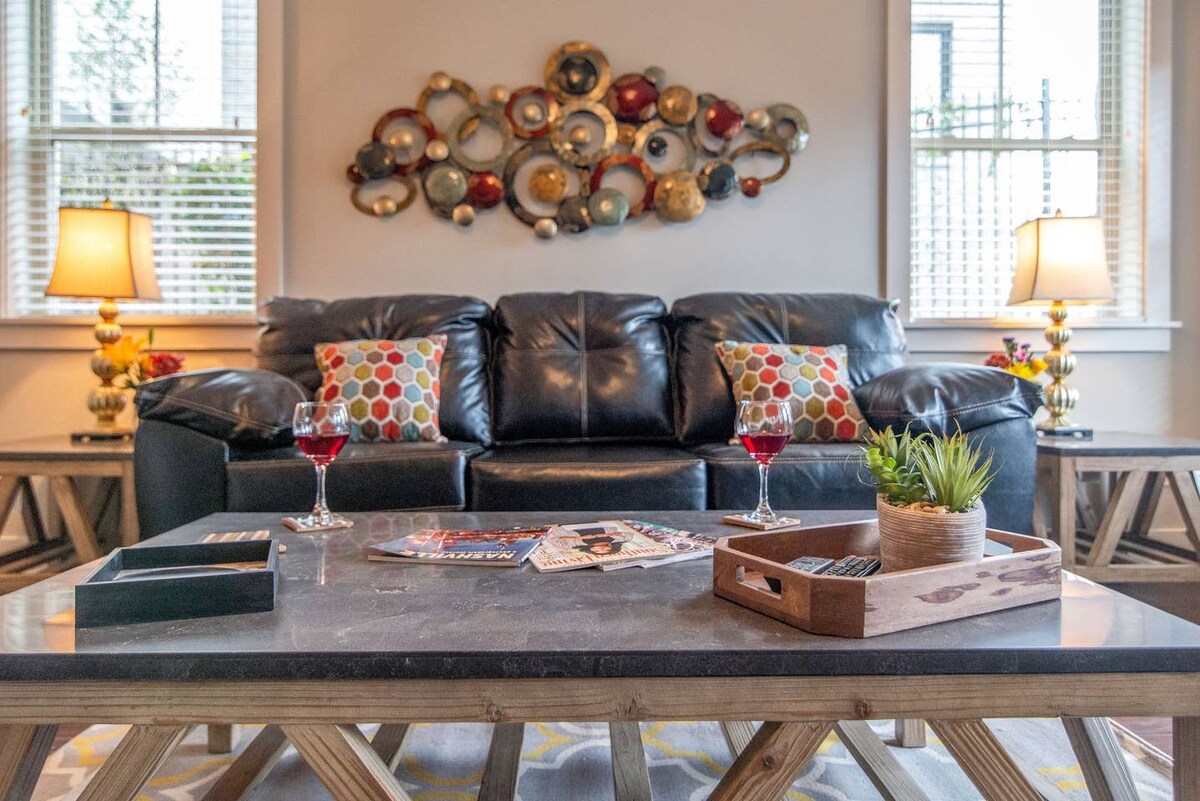 Modern 3 King Belmont Retreat with 2 Living Rooms | Walk to Belmont & Vanderbilt | Near Music Row, The Gulch & 12th South | 2 miles to Broadway | Large Dining Table, Smart TVs, Parking, 24 Hr Hospitality — Nashville, TN — vacation rental