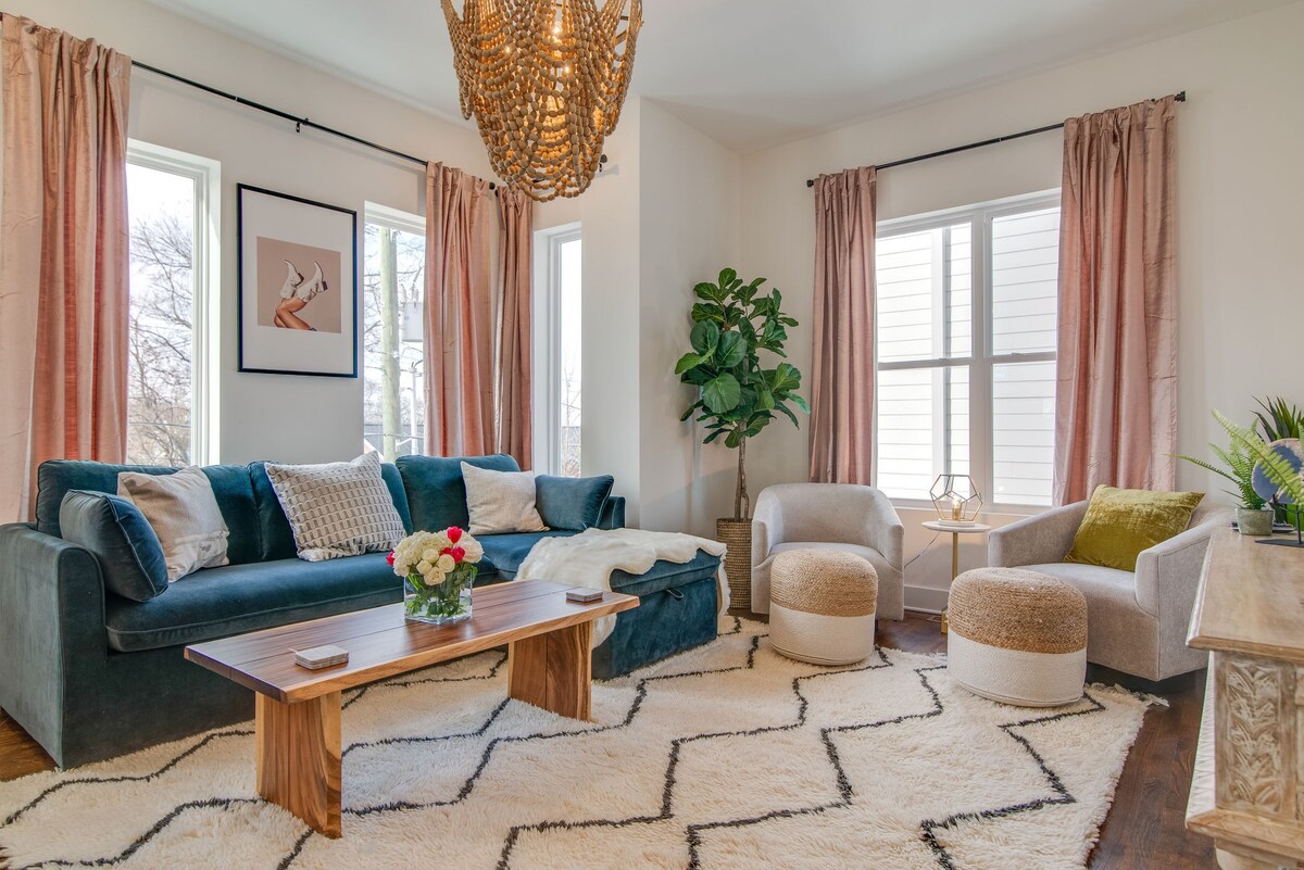 Luxury Hillsboro Village Rooftop Retreat, Sleep 12 w/ Chef’s Kitchen, Smart TVs & Garage, Walk to Vanderbilt, Pancake Pantry & Boutique Shopping, Minutes to Broadway, 12 South & The Parthenon, 24/7 Hospitality — Nashville, TN — vacation rental