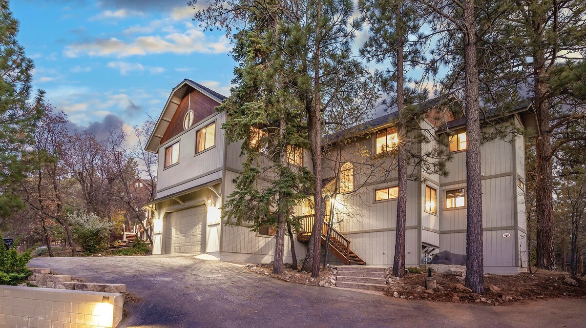 Game Room,  Hot Tub, Views, Jetted bathtub. BBQ.