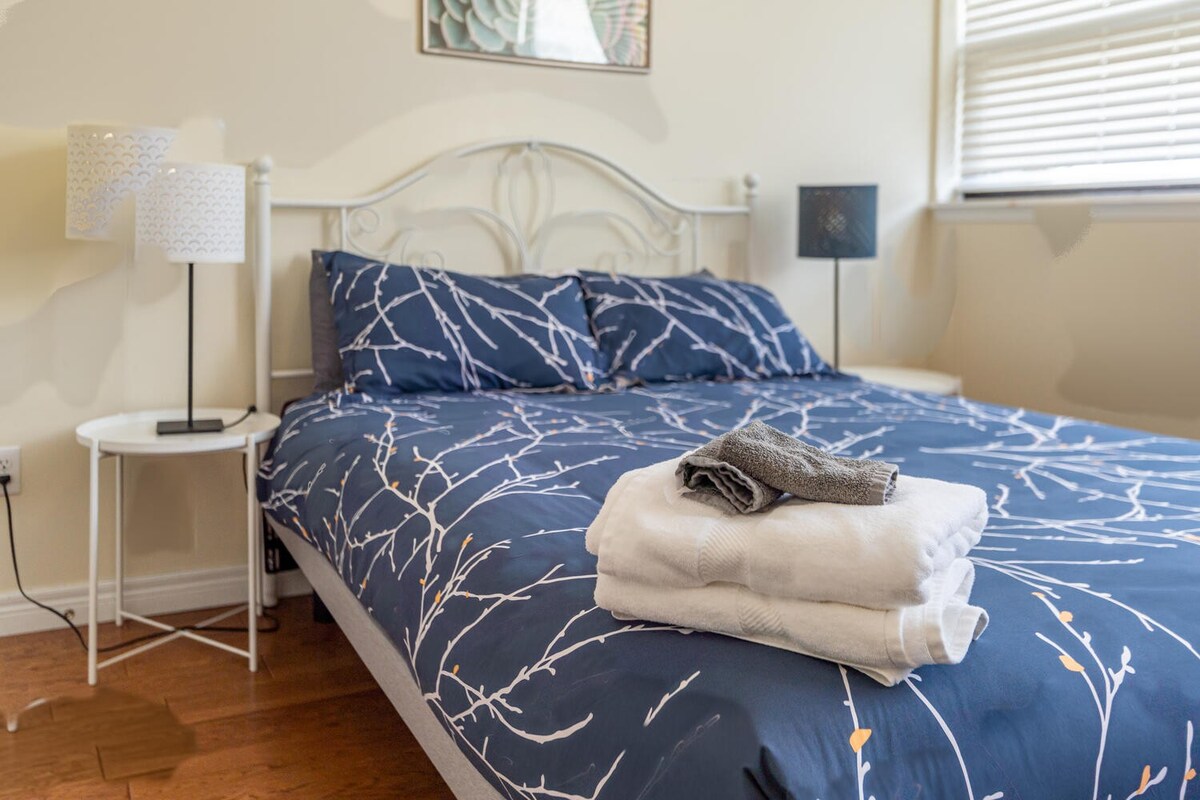 Chic Studio Loft With Sunlit Spaces And Fast Wifi - Stylish Urban Retreat - Halifax, NS, Canadá