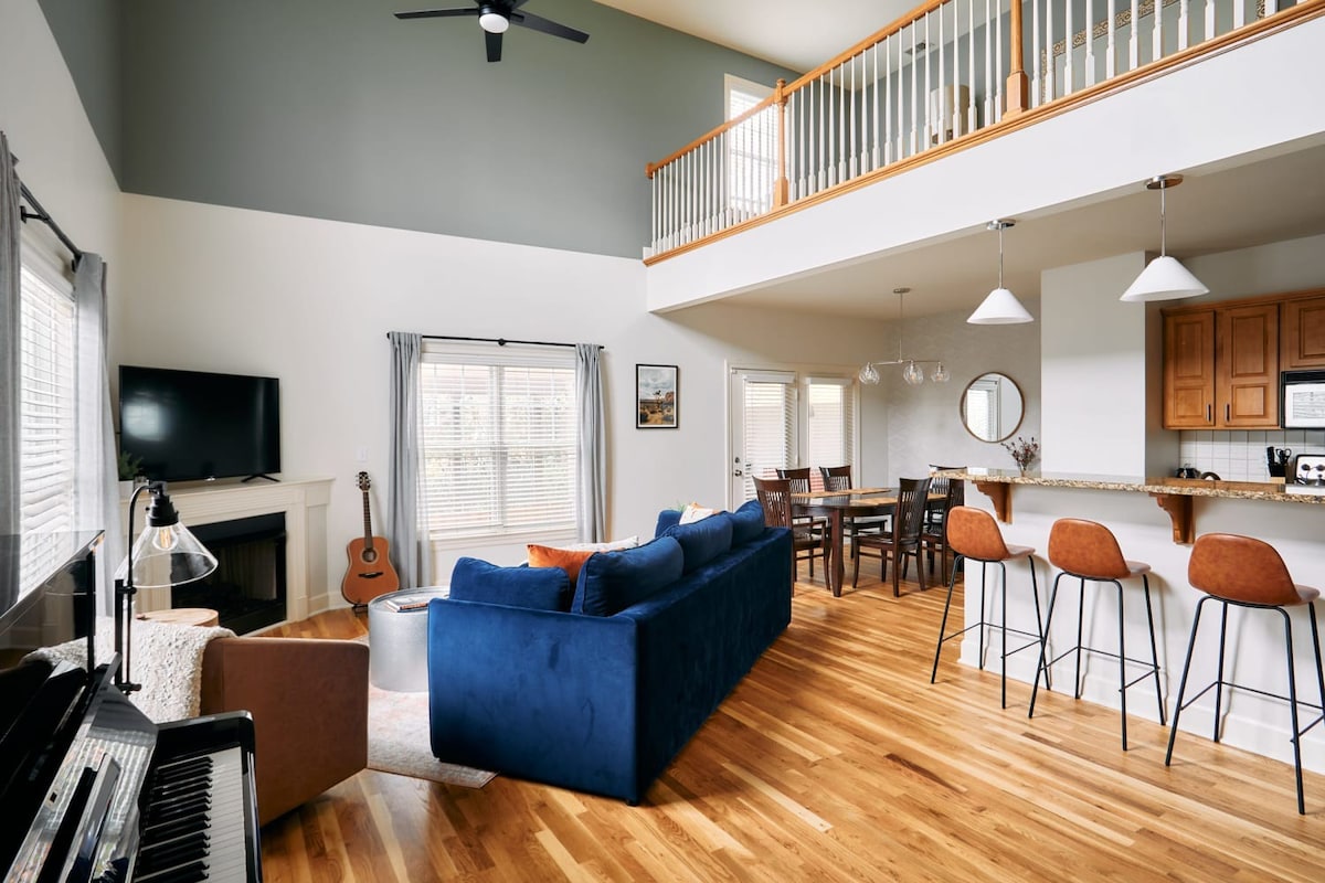 Modern Home next to Vanderbilt Campus with Parking | Screened Porch & Workspace | Walk to Hillsboro Village, Fido & Pancake Pantry | Minutes to Music Row, 12 South & Broadway | Perfect for Families, Friends & University Visits — Nashville, TN — vacation rental
