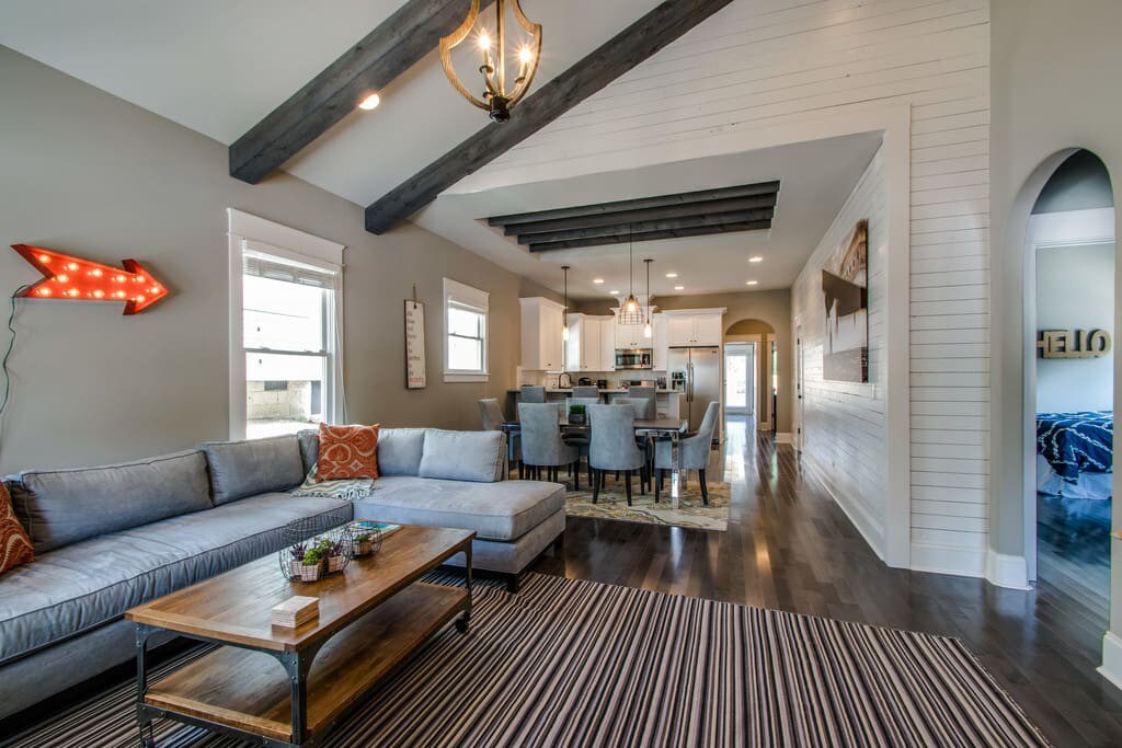 1-Story Family Home w/ Fenced Yard, Grill, Parking, Sleeps 10, 5 Mins to Five Points & Nissan Stadium, Smart TVs, Pet-Friendly Yard, Patio for BBQs, Ideal Nashville Getaway for Families, 24 Hr Hospitality — Nashville, TN — vacation rental