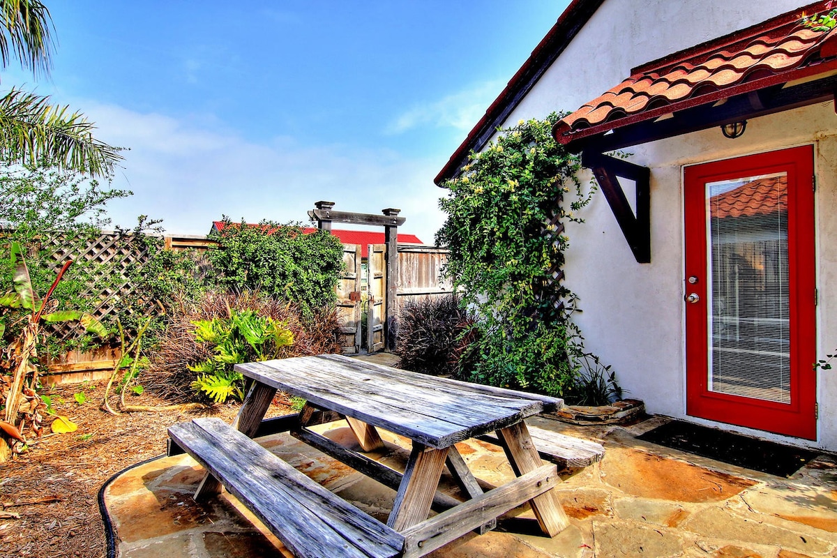 Cozy Private Cottage~Pet Friendly~Prime Location — Port Aransas, TX — vacation rental