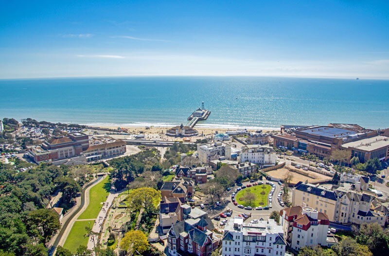 Gorgeous Flat w/ Balcony, Free PKG & Beach Nearby