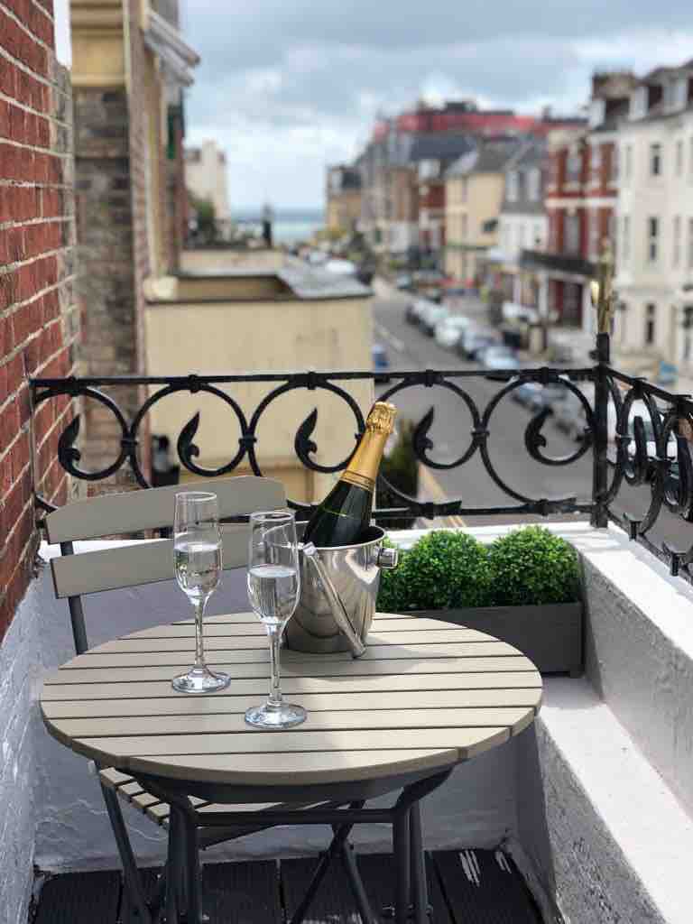 Gorgeous Flat w/ Balcony, Free PKG & Beach Nearby