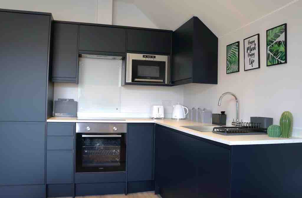 Gorgeous Flat w/ Balcony, Free PKG & Beach Nearby - Photo 3
