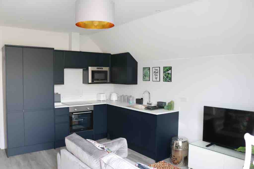 Gorgeous Flat w/ Balcony, Free PKG & Beach Nearby - Photo 4