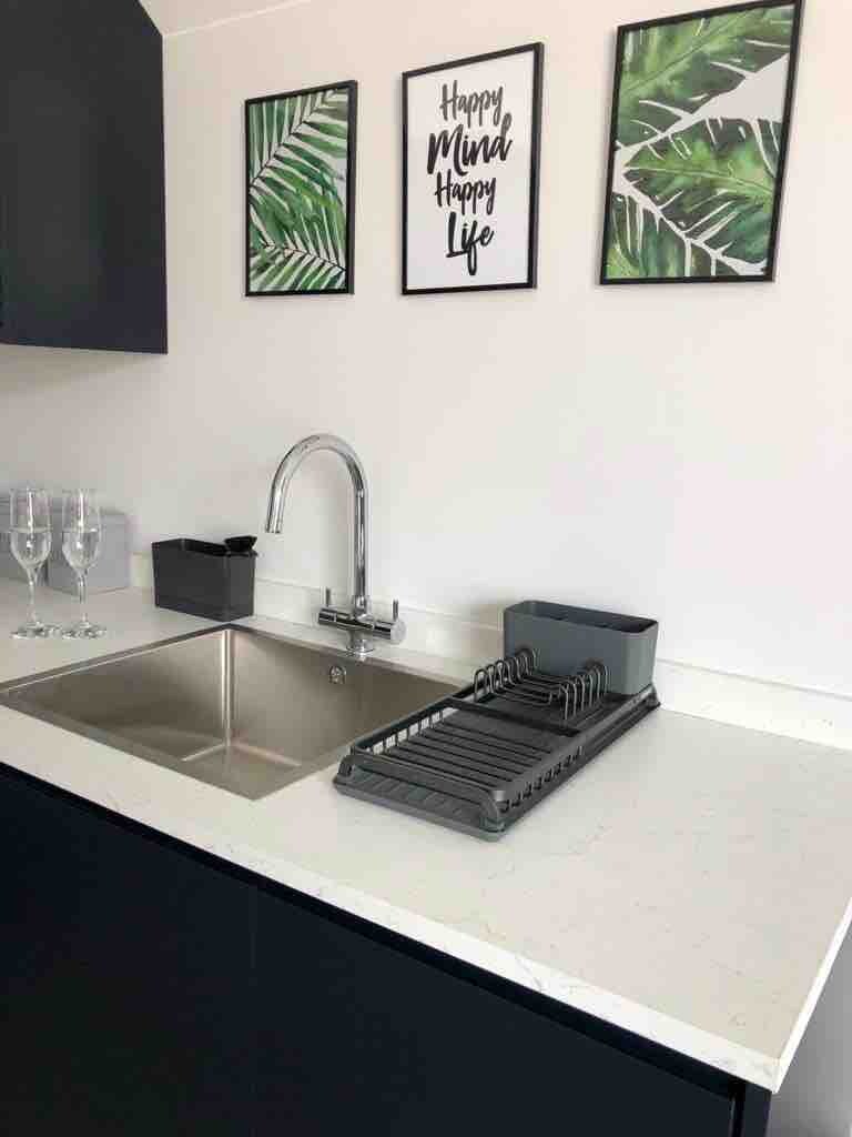 Gorgeous Flat w/ Balcony, Free PKG & Beach Nearby