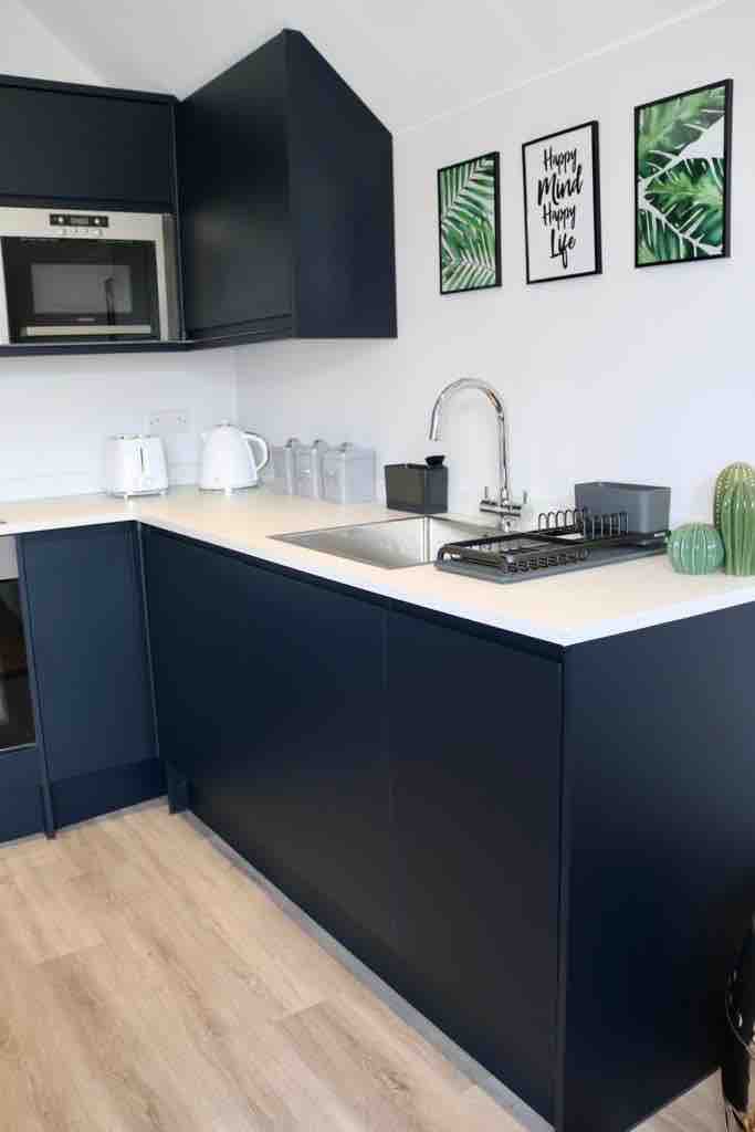 Gorgeous Flat w/ Balcony, Free PKG & Beach Nearby