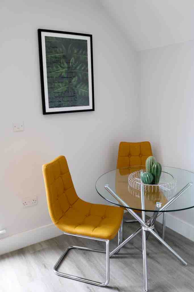 Gorgeous Flat w/ Balcony, Free PKG & Beach Nearby