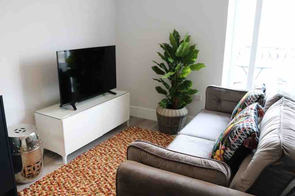 Gorgeous Flat w/ Balcony, Free PKG & Beach Nearby - Photo 2