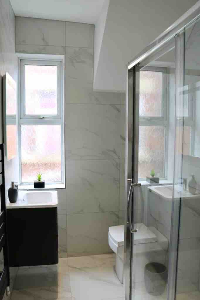 Gorgeous Flat w/ Balcony, Free PKG & Beach Nearby