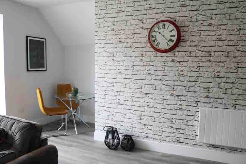 Gorgeous Flat w/ Balcony, Free PKG & Beach Nearby