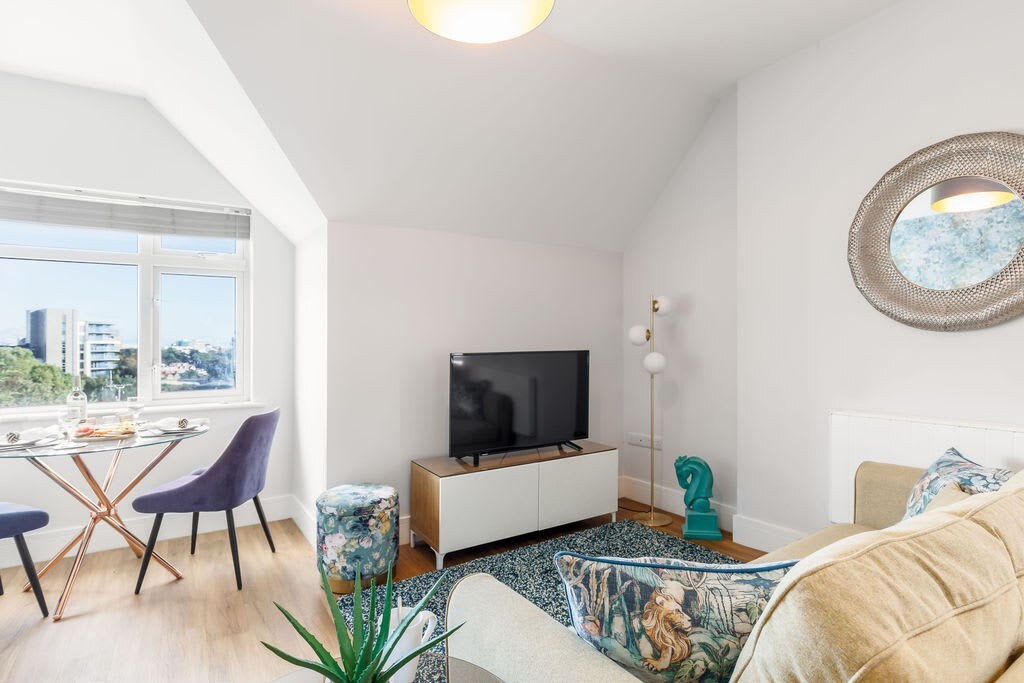 Couples Getaway, Central to Beach & Town. Parking. - Photo 2