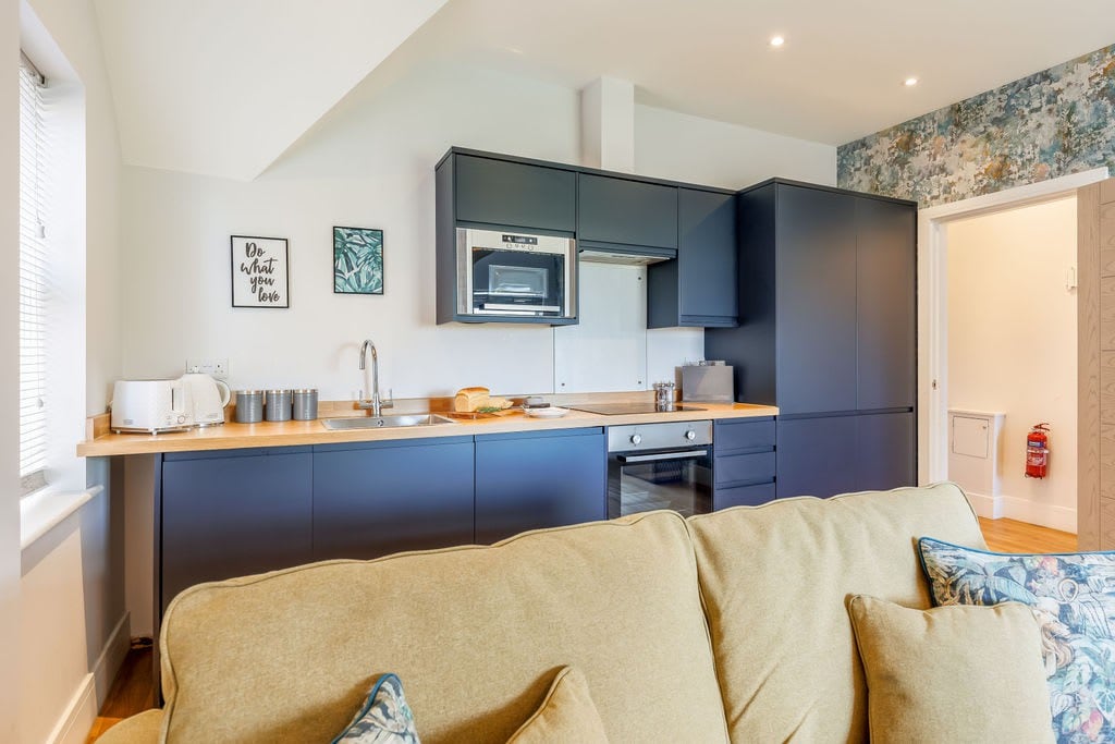 Couples Getaway, Central to Beach & Town. Parking.