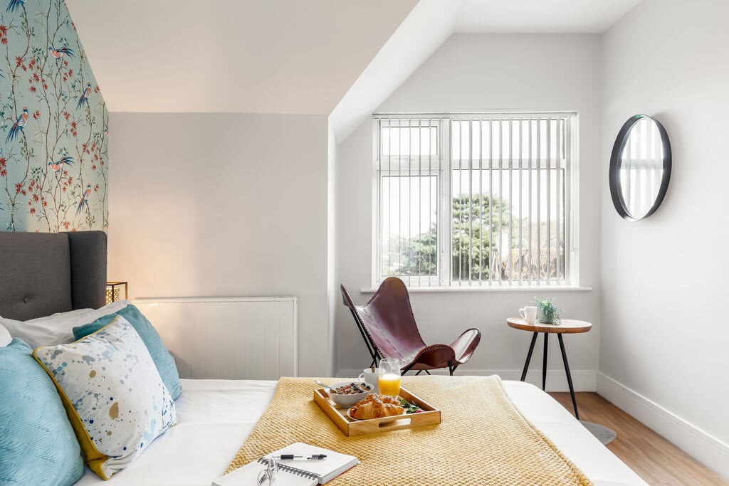 Couples Getaway, Central to Beach & Town. Parking.