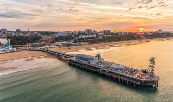 Couples Getaway, Central to Beach & Town. Parking.