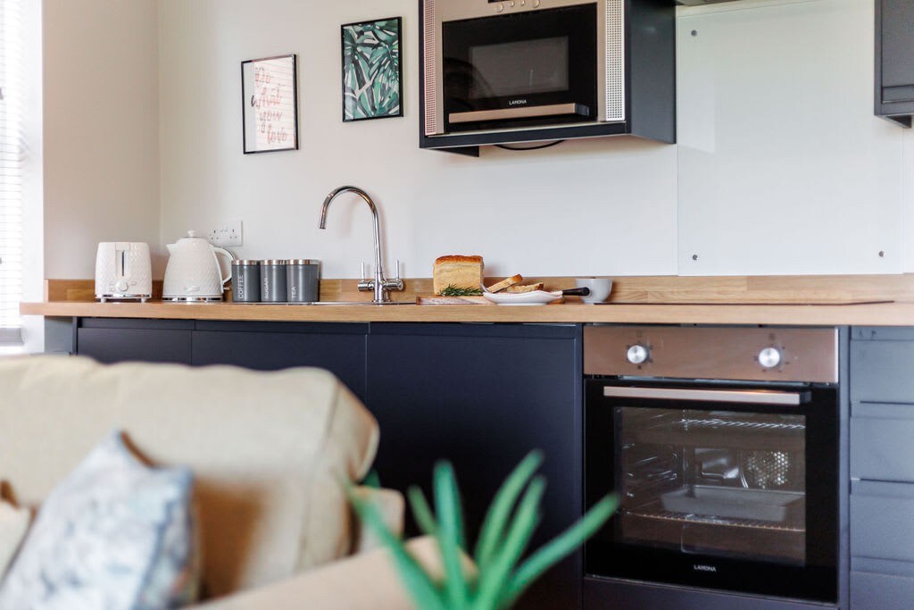 Couples Getaway, Central to Beach & Town. Parking.