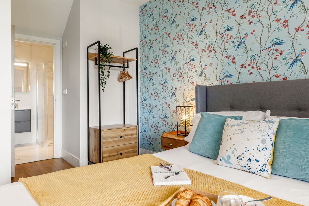Couples Getaway, Central to Beach & Town. Parking.