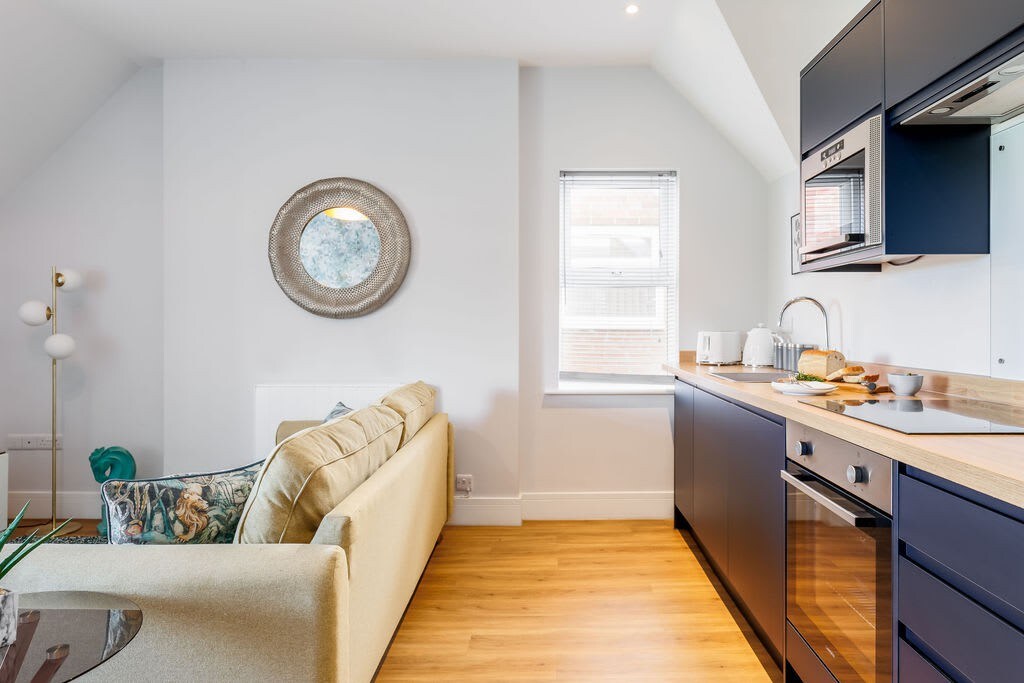 Couples Getaway, Central to Beach & Town. Parking.