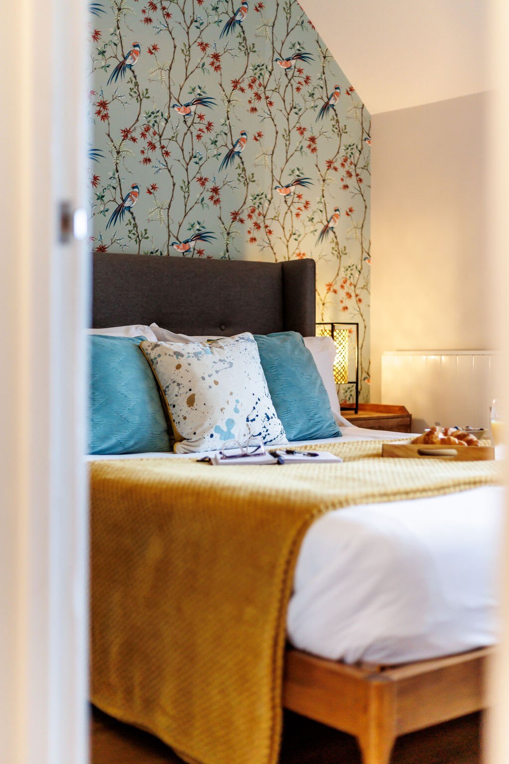 Couples Getaway, Central to Beach & Town. Parking.