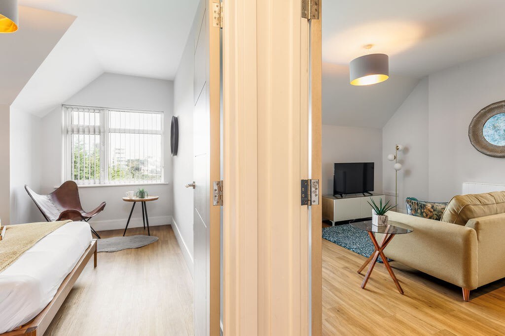 Couples Getaway, Central to Beach & Town. Parking.