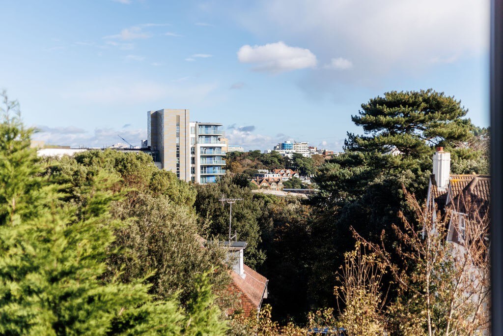 Couples Getaway, Central to Beach & Town. Parking.