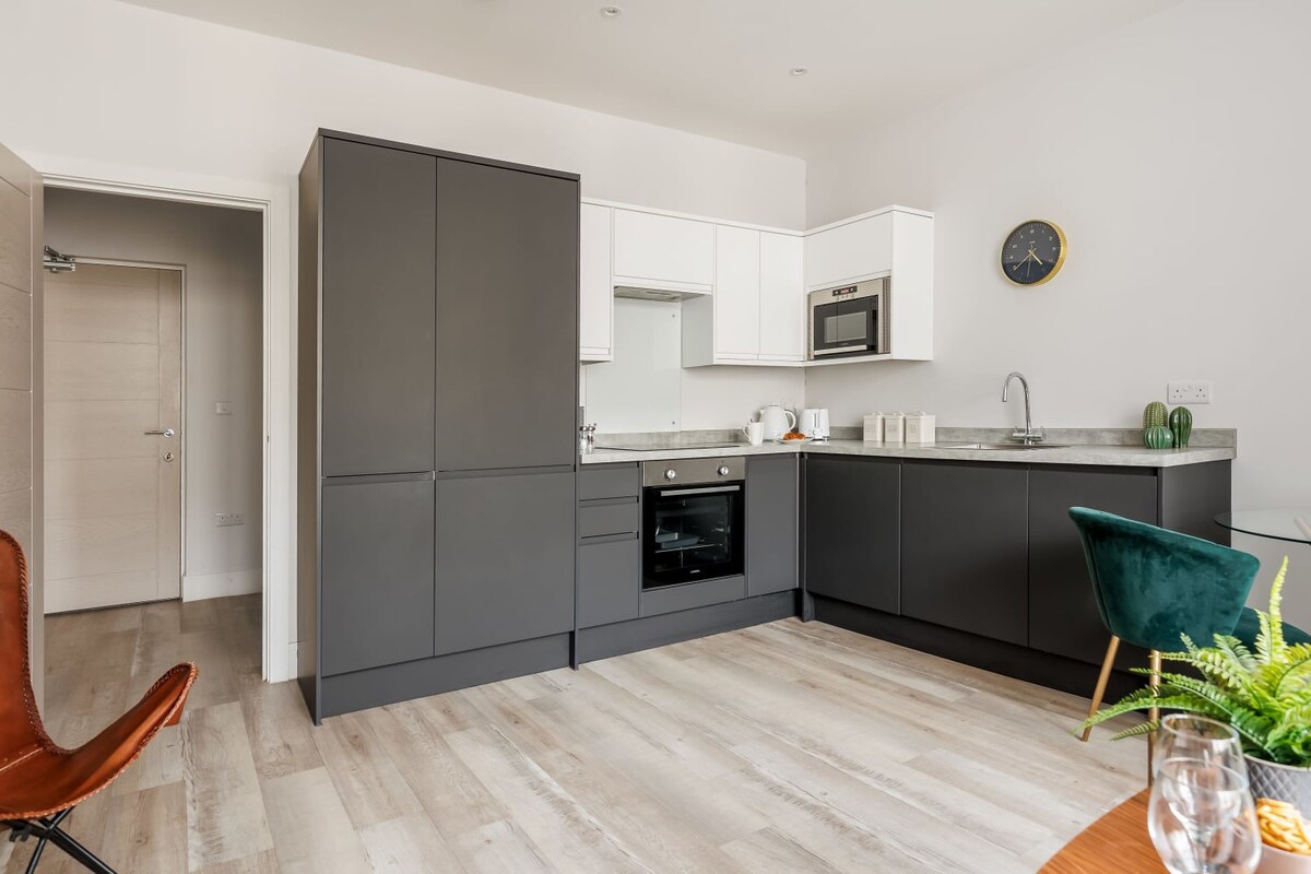 Modern & Stylish 1-Bed Apt w/ Free Parking & Wi-Fi